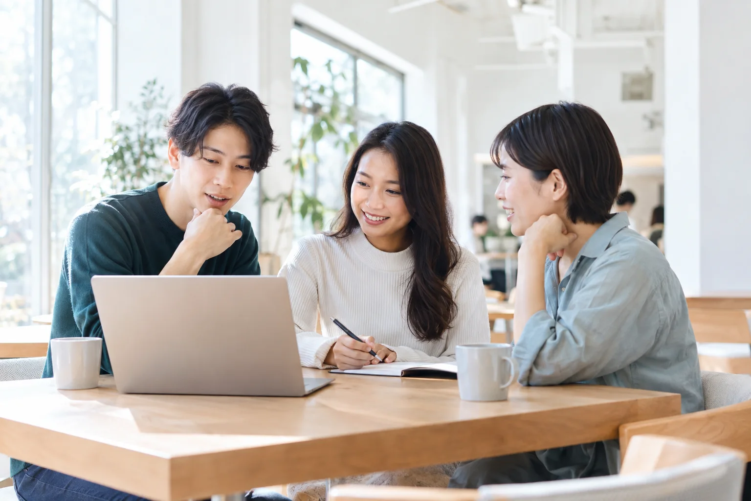 テーブルを囲み、学びとアイデアを共有する人たちのイメージ